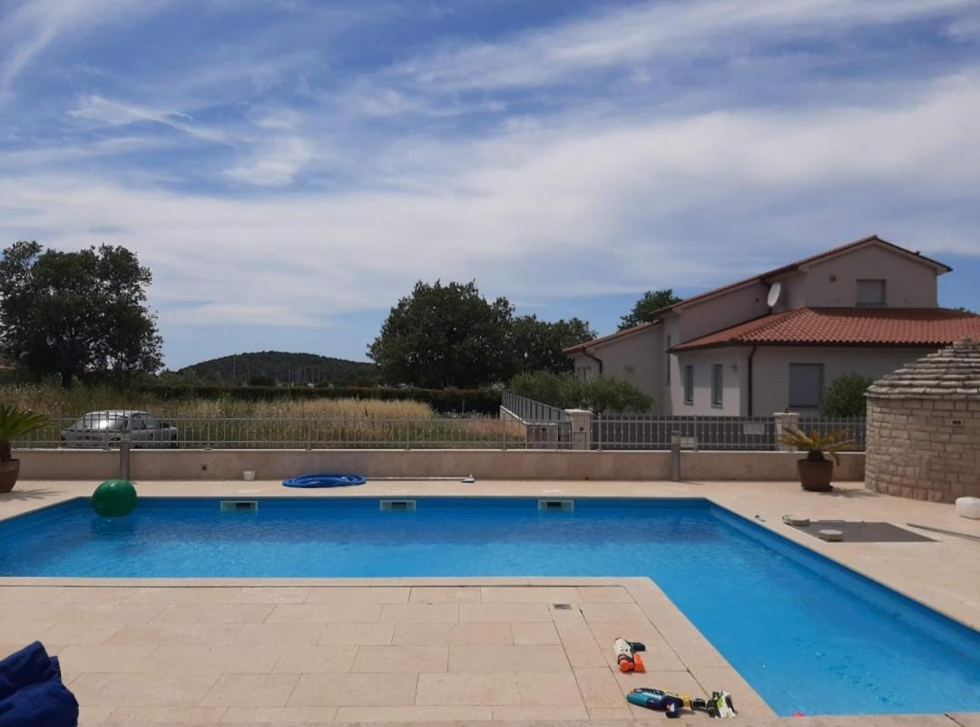 Nice, Cosy Studio Apartment With Shared Outdoor Pool بنجول المظهر الخارجي الصورة